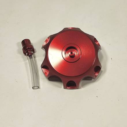 Крышка топливного бака+клапан, алюминиевая, красная