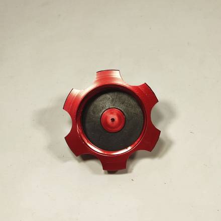 Крышка топливного бака+клапан, алюминиевая, красная